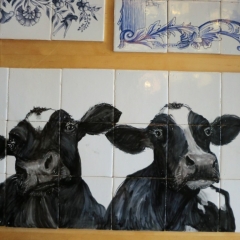 2 dames, koeien op tegels